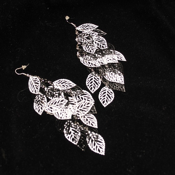 LJ Rose Jewelry - Dangling Earrings Black and White 8003
